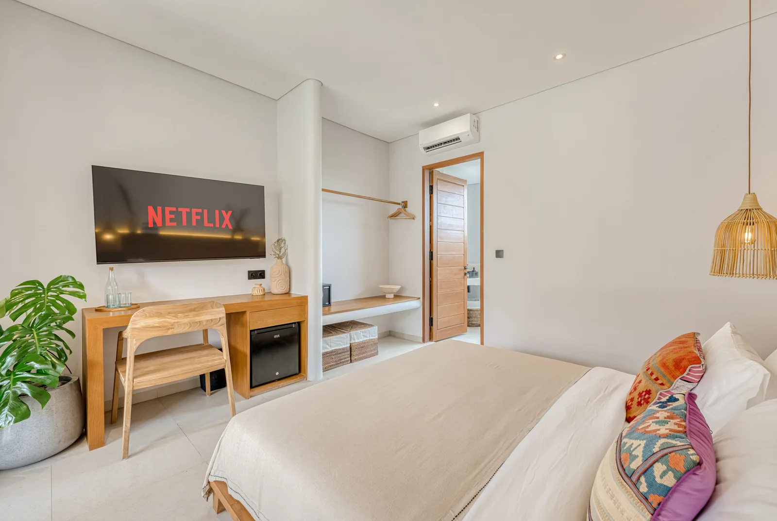 Double Room · Desk and TV