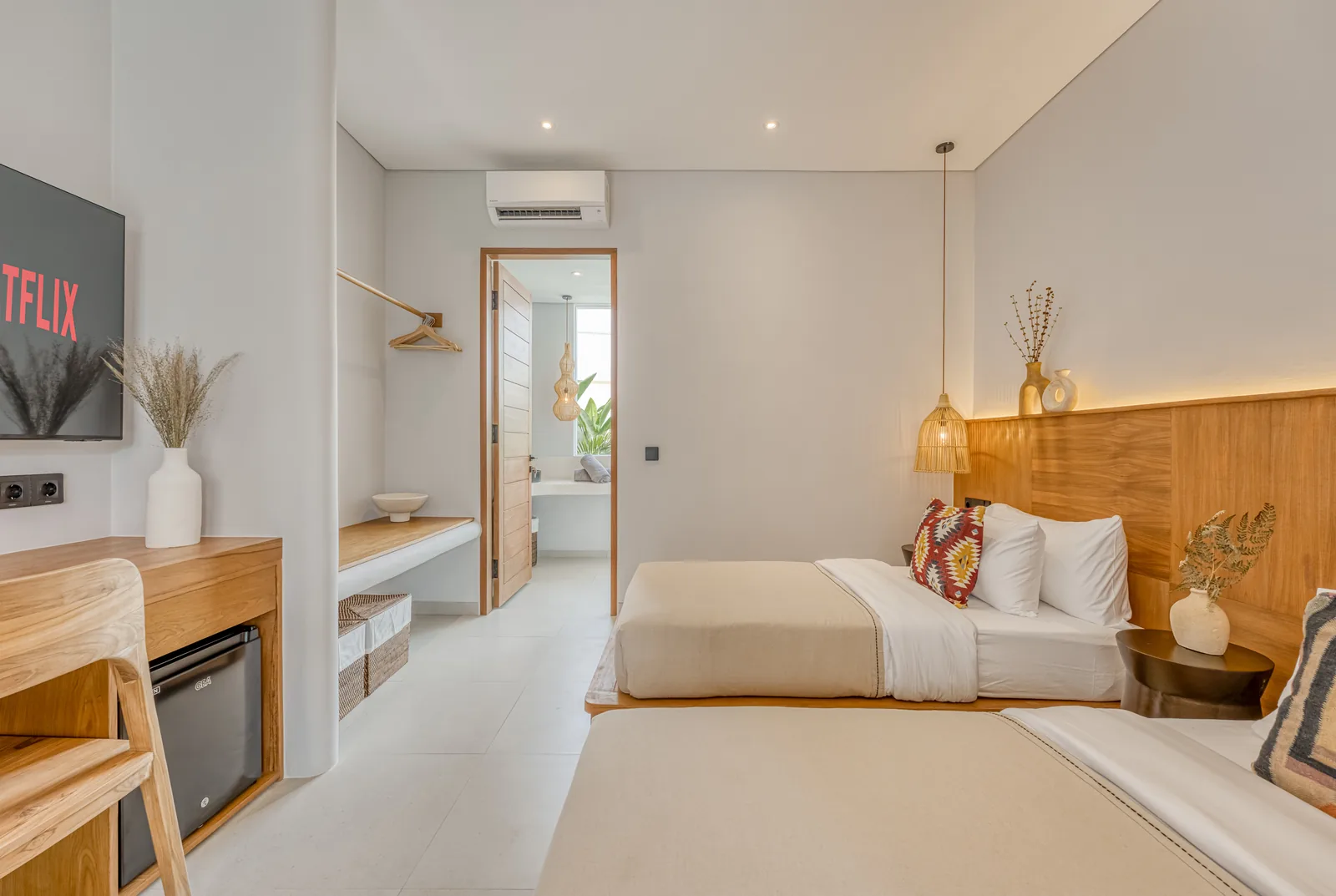 Twin Room · Desk and TV